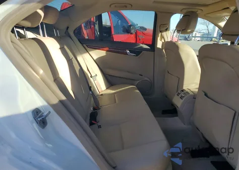 2011 Mercedes-Benz C 300 z USA, uszkodzony, nr VIN WDDGF5EB5BR162277